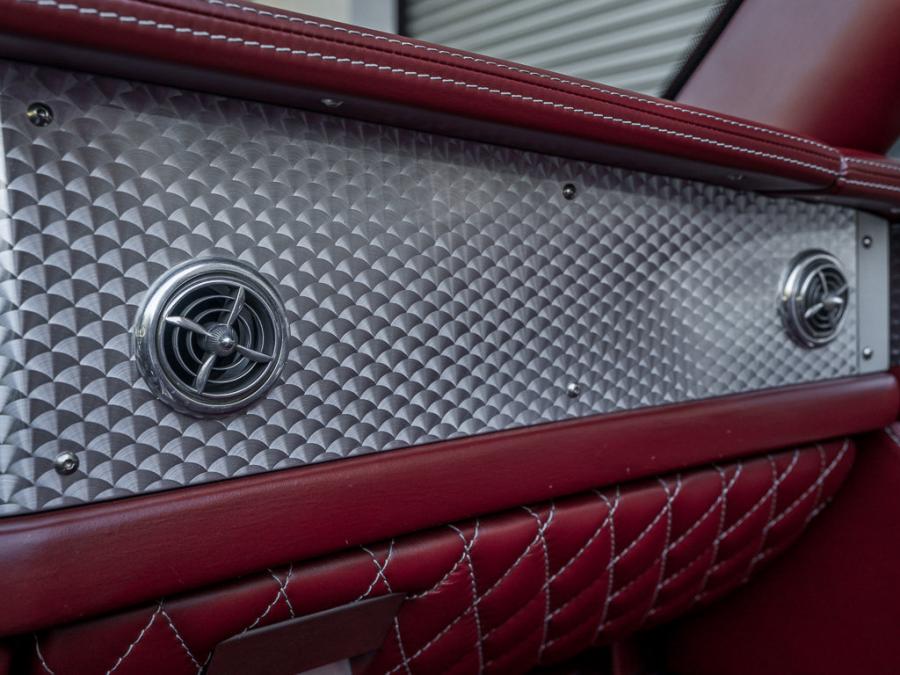 Детали интерьера Spyker C8 Spyder 2006 года  (фото 98 из 131)